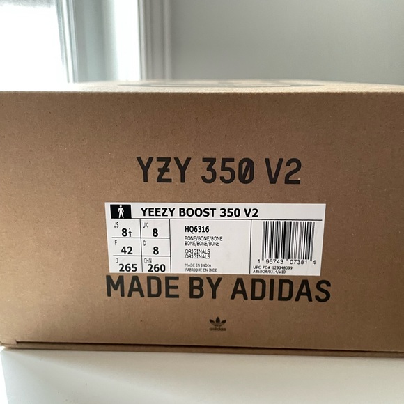 Yeezy Boost 350 V2 Bone - size 8.5 mens - Picture 2 of 2